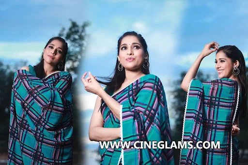 Rashmi Gautam looks stylish in a blue saree