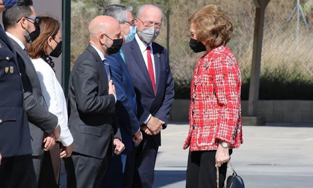 Queen Sofía visited the food bank Bancosol at Trevénez industrial estate in Malaga. Queen Sofia wore a red tweed blazer