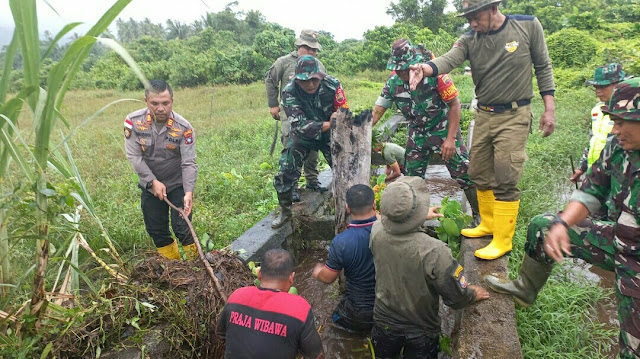 Antisipasi Banjir, Personil Koramil 01/Ranai Gotong Royong Bersama Warga Membersihkan Draenase