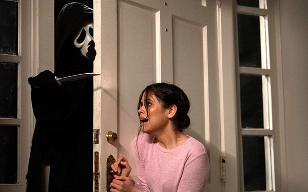 Tara Carpenter (Jenna Ortega) confronts Ghostface in SCREAM.