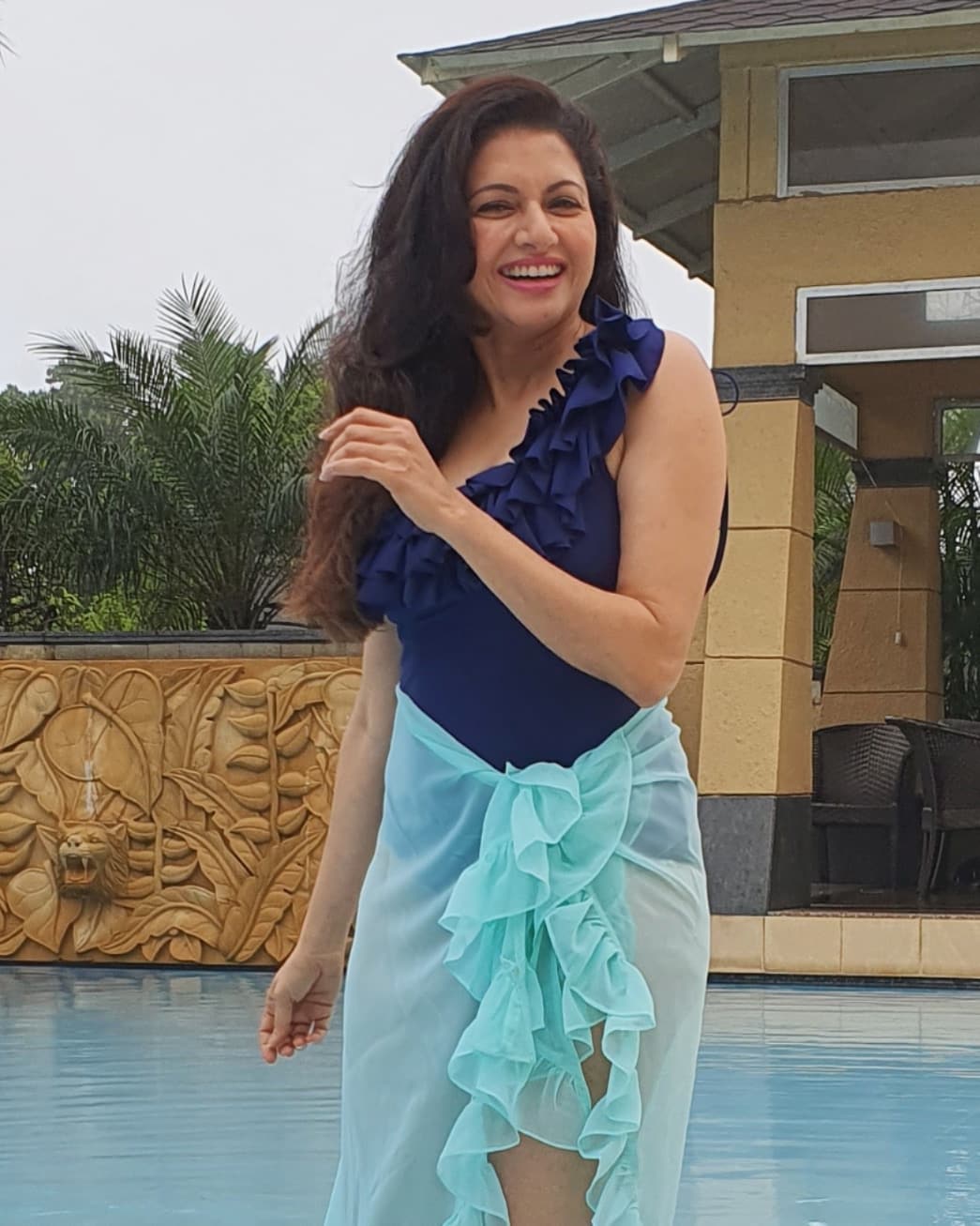 Beauty Pics: After Sara Ali Khan, Maine Pyaar Kiya-co-star Bhagyashree saxy bikini prints go VIRAL