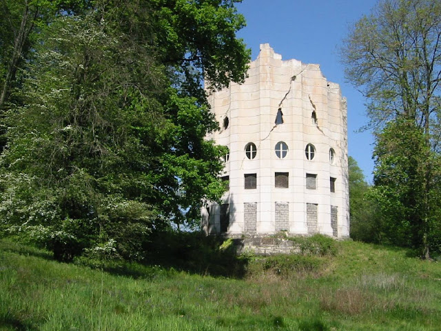 «Разрушенная колонна» из Désert de Retz де Монвиля