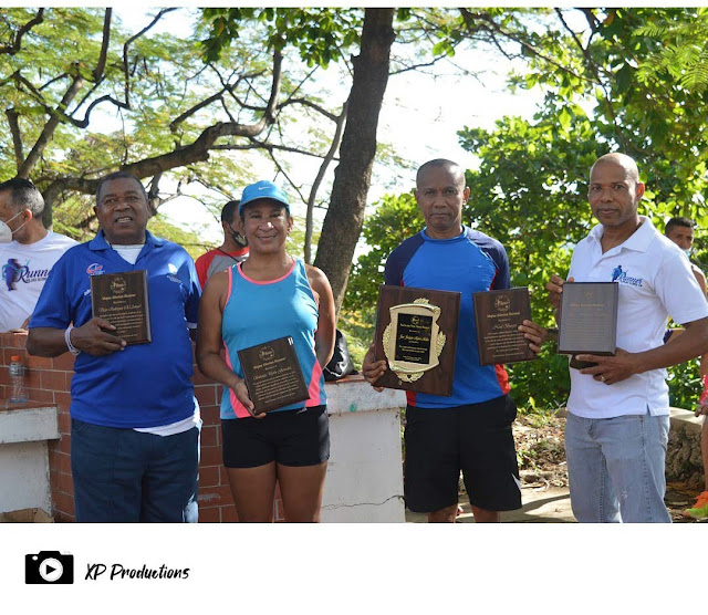 Exatletas destacados posando con sus premios