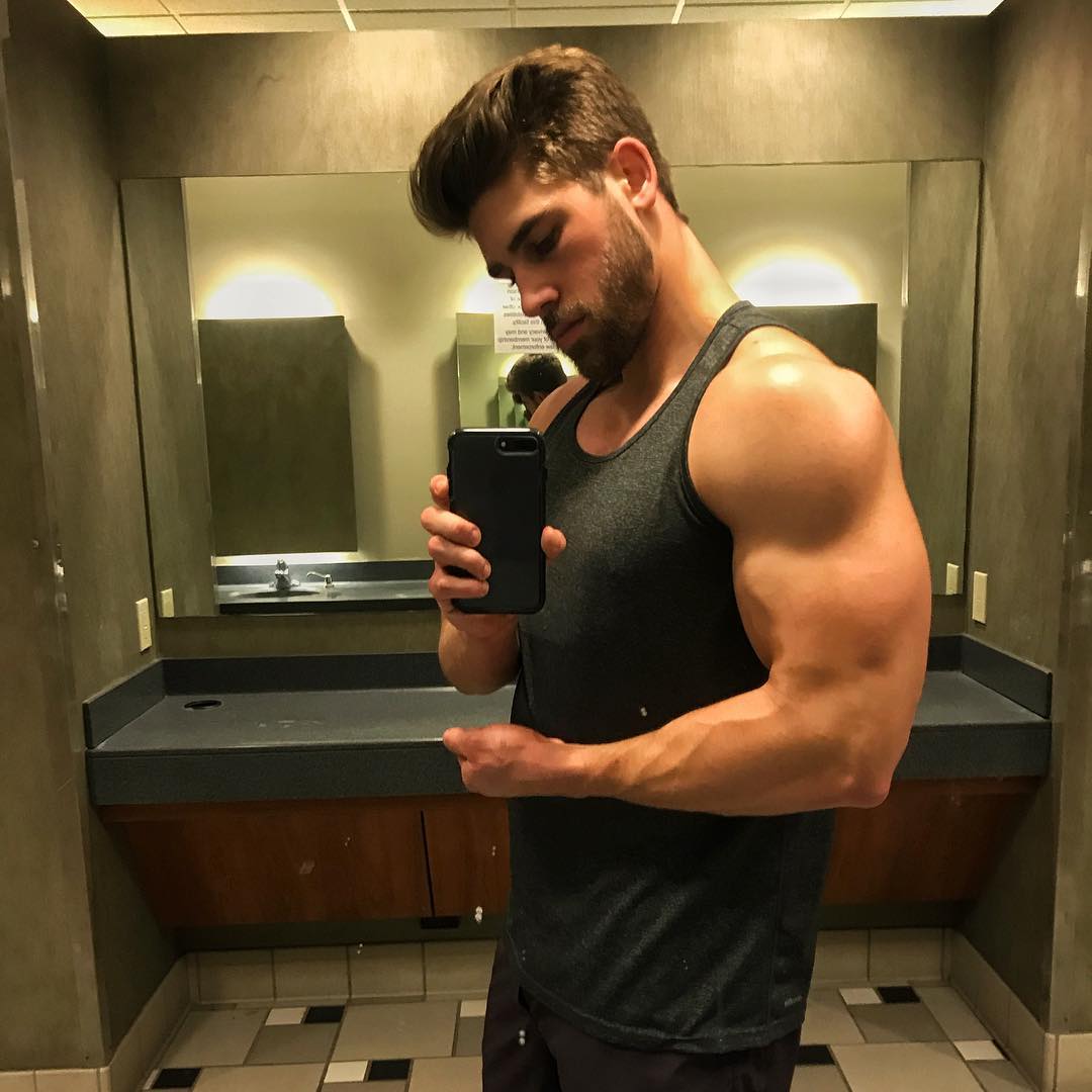 strong-sexy-guys-big-biceps-flex-selfies