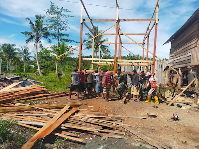 Wujudkan Harapan Warga di Papua, Satgas Pamtas Yonif 711/Rks Bantu Membangun Rumah