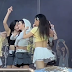 [THEQOO] Min Heejin tomando fotos durante el concierto de Newjeans en Lollapalooza