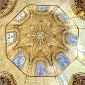Porto day trips: Interior of the ornate dome inside Mosteiro da Batalha