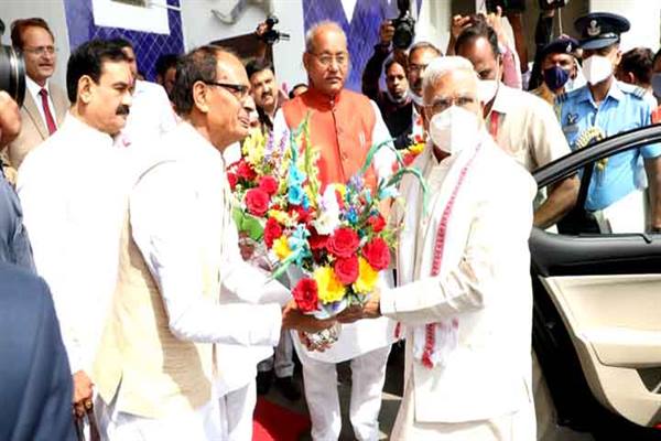 राज्यपाल श्री मंगुभाई पटेल के विधानसभा परिसर पहुँचने पर मुख्यमंत्री श्री चौहान ने किया स्वागत