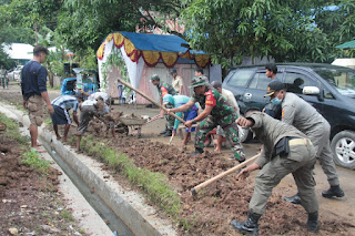 Danramil Bungoro Pimpin Langsung Karya Bhakti Pembersihan Jalan Kelurahan