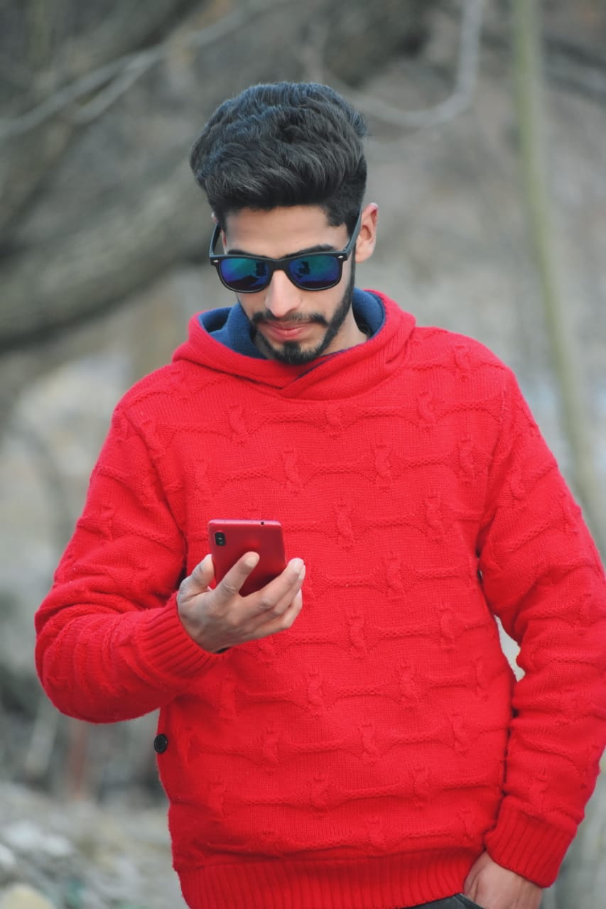 Mir Zubair hails from Loiseer Srigufwara, a small village in Anantnag District, Srigufwara Tehsil. He is a young computer expert , Editing Expert and Network Marketer