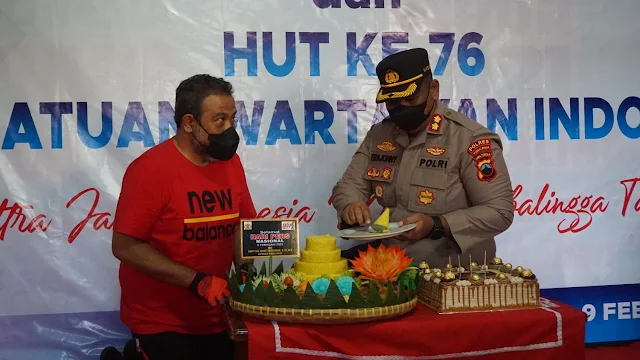 Kunjungi Balai Wartawan, Kapolres Purbalingga Bawakan Tumpeng dan Kue Ulang Tahun di Hari Pers Nasional