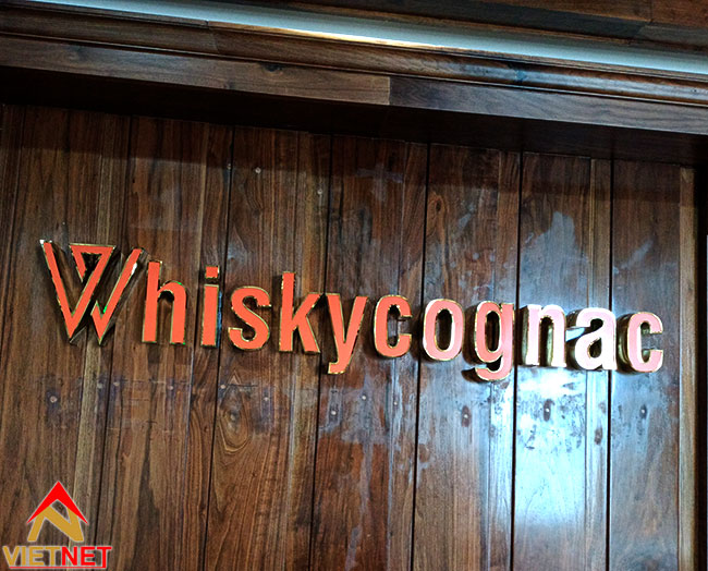 Chữ inox lồng mặt mica Whisky Cognac