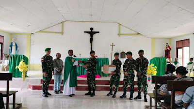 Minggu Kudus, Satgas Yonif 310/KK Laksanakan Ibadah Serta Berikan Bantuan Ke Gereja Di Perbatasan RI-PNG