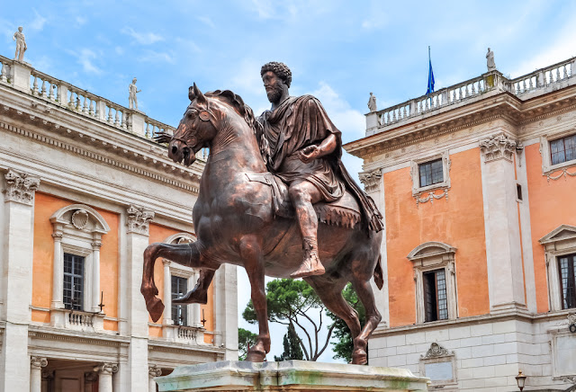 foto da Estátua de Marco Aurélio em frente ao Capitólio, Roma. Essa é a cópia do oroginal que está no Museu Capitolino.