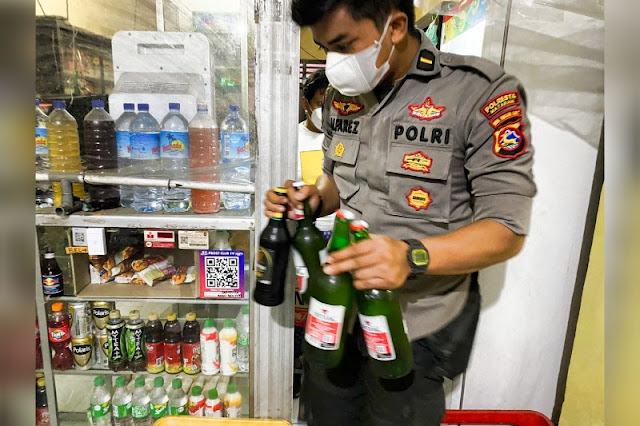 Sambut MotoGP, polisi sita ratusan botol miras di warung dan cafe