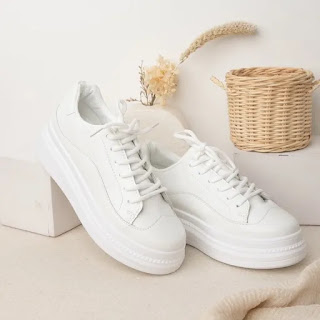 Sepatu Sneakers Blow Slavina