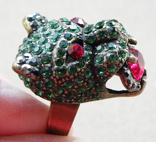 Green diamante leopard ring with red