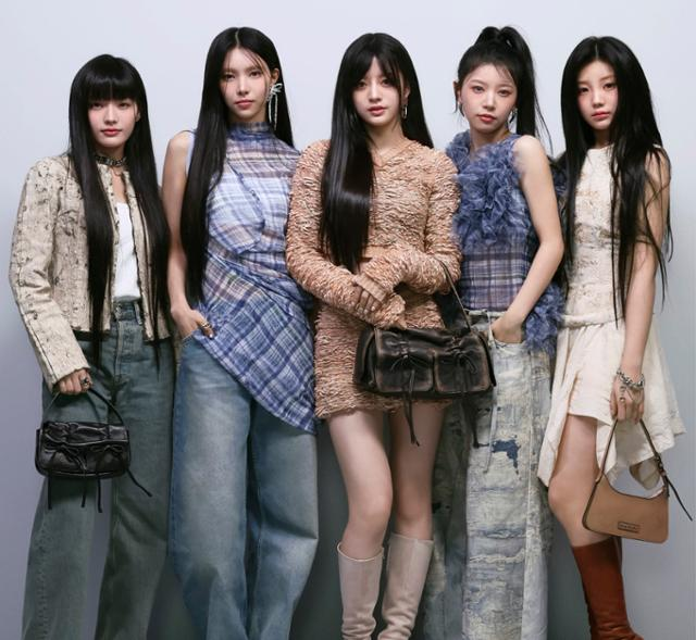 [theqoo] HYPE’S NEW 5 MEMBERS ROOKIE GIRL GROUP ILLIT’S PHOTO AT PARIS FASHION WEEK