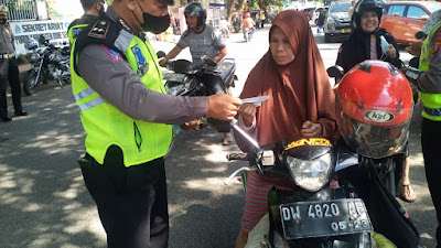 Satlantas Polres Bone Kedepankan Sikap Humanis Dihari Kedua Ops Keselamatan