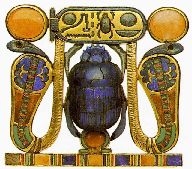 Пектораль с изображением священного жука-скарабея в окружении царских уреев