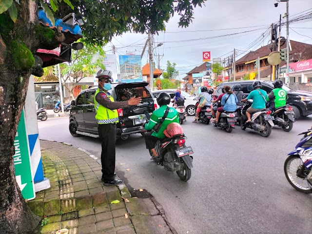 Selalu Di Warnai Kemacetan Simpang Berawa Padonan Di Siagakan Petugas Lantas