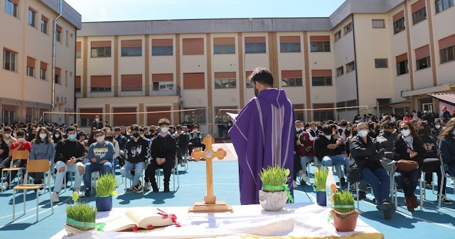 All' Istituto Tecnico De Fazio di Lamezia celebrato il Precetto Pasquale