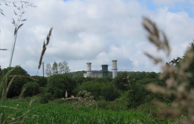L'enceinte réacteur de la centrale nucléaire de Brennilis et les turbines à combustion dépassent de la végétation des monts d'Arrée. - C. Allain / 20 Minutes