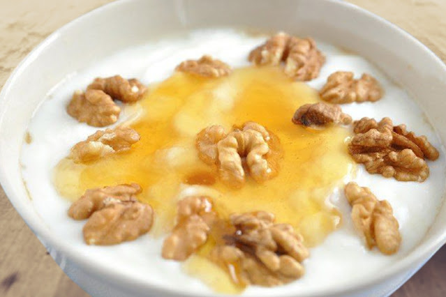 Yiaourti Me Meli: A Greek Yogurt with Honey and Nuts Recipe