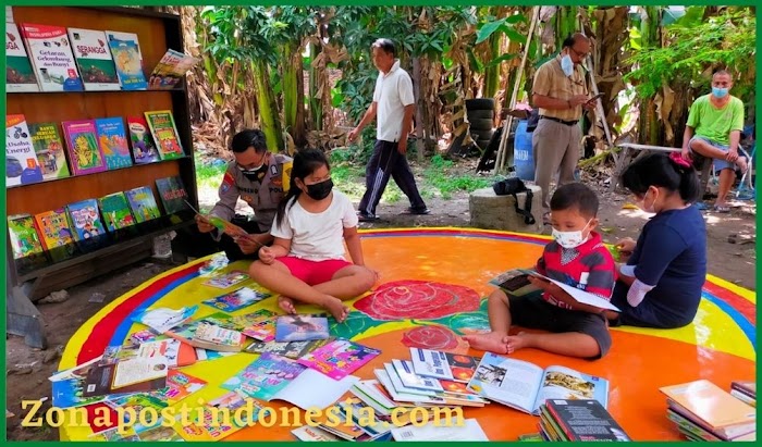 Bripka Sugeng Pendiri Taman Bacaan Bagi Anak Anak di Kelurahan  Binaannya