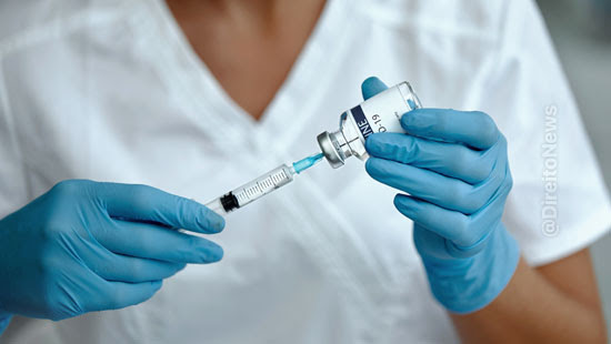 mulher acusada furar fila vacina indenizada