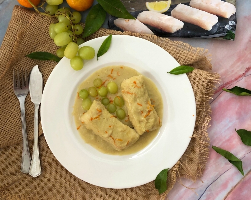 Lomos de merluza con salsa de uva y mandarina