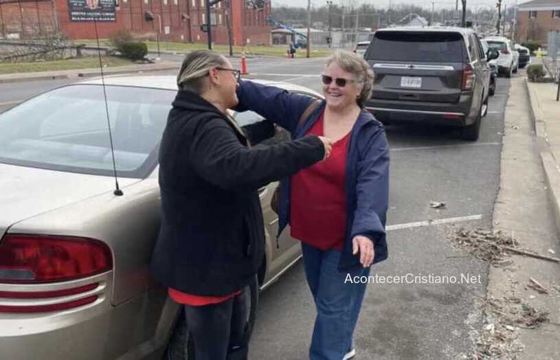 Maestra regala su carro a mujer