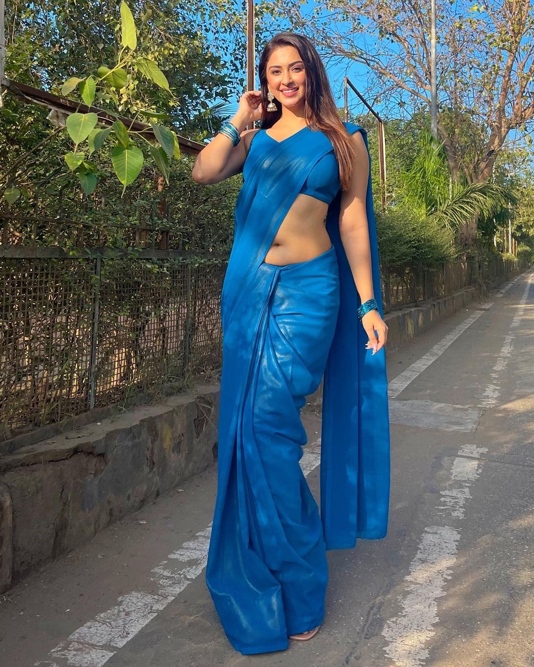 Eshanya Maheshwari in Blue Saree Flaunting Her Navel: A Captivating Sight