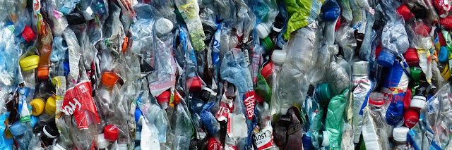 мусор из пластиковых бутылок