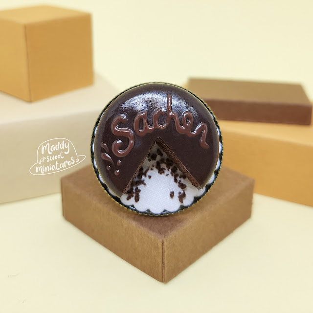 Anello torta sacher realizzato in Fimo. Idea regalo 2