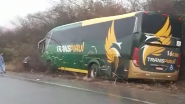 Ônibus da Trans Piauí sofre acidente entre os municípios de Canto do Buriti e Eliseu Martins no Piauí