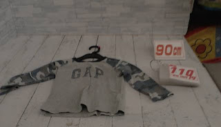 中古品　子供服　９０ｃｍ　ＧＡＰ　グレー　長袖Ｔシャツ　１１０円