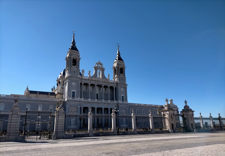 catedral-almudena-visitar-alrededores-palacio-real