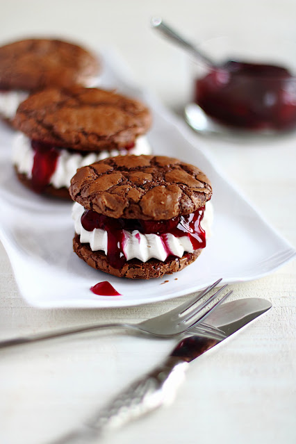 Brownie sandwich cookies met mascarpone & kersen