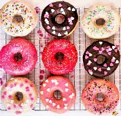 Add water and lemon juice to the icing sugar, mix and apply on the donuts.