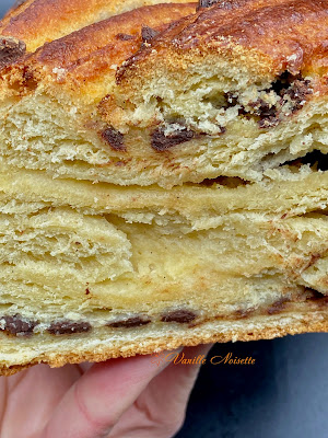 BRIOCHE TORSADÉE à la CRÈME FRANGIPANE et PÉPITES DE CHOCOLAT