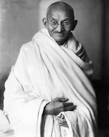 Fotografía de estudio de Mohandas Karamchand Gandhi en Londres (1931).