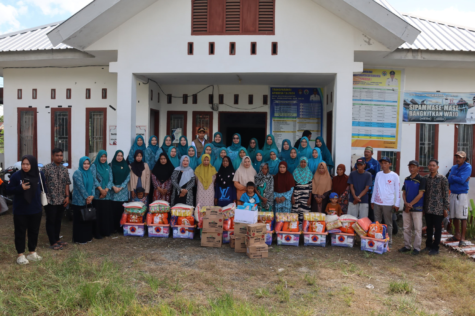 Peduli Korban Banjir Penjabat (Pj) Ketua TP.PKK Kabupaten Wajo Farida Kurnianingrum Andi Bataralifu Salurkan Bantuan 