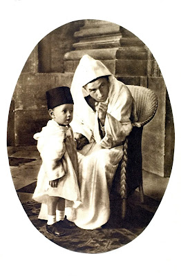 صورة نادرة للملك سيدي محمد بن يوسف ونجله مولاي حسن عام 1931
