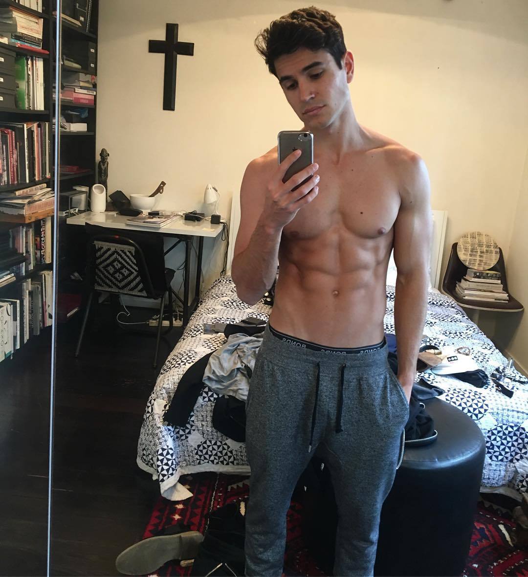 hot-young-fit-shirtless-neighbor-guy-selfie