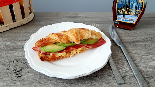 Croissant aux oeufs brouillés, bacon, cheddar et avocat pour un brunch gourmand - Dans la cuisine d'Hilary