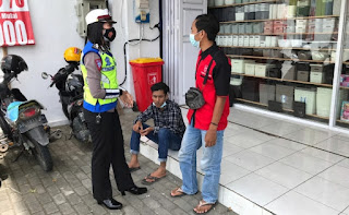 *Jelang Nataru, Polwan Polres Sukoharjo Ajak Masyarakat Jaga Kamtibmas dan Patuhi Prokes* 