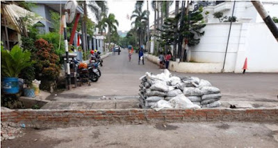 Balada tanggul tengah jalan di pondok bambu bikin resah warga