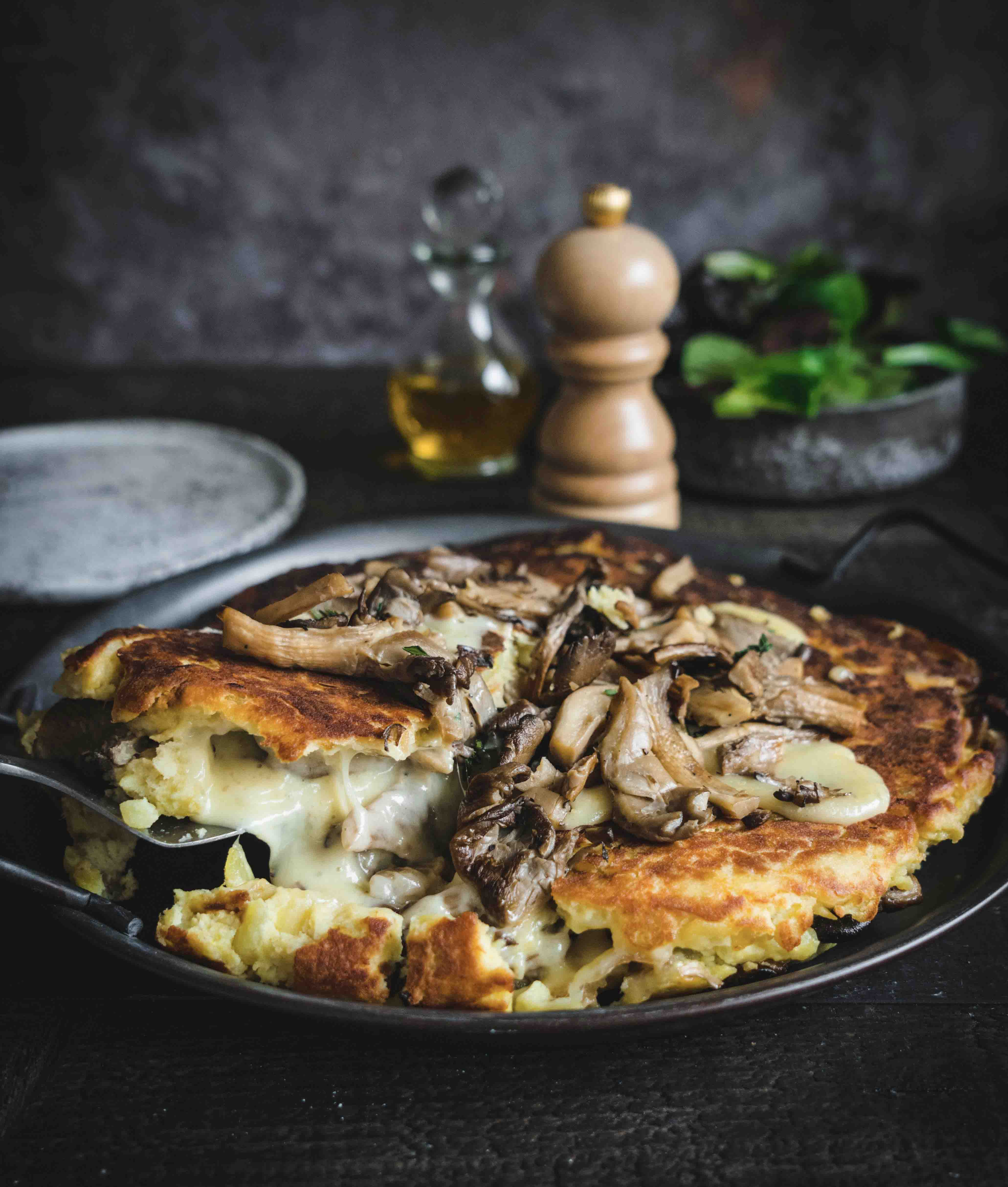 pleurotes , fromage à raclette , pommes de terre