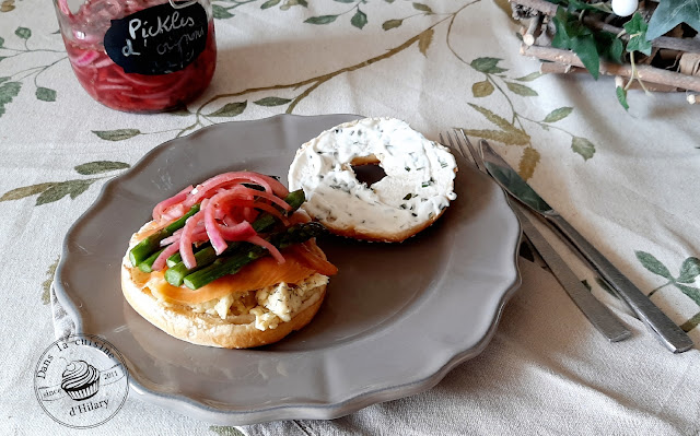 Bagel à la truite fumée, oeufs brouillés, asperges et pickles d'oignon rouge maison - Dans la cuisine d'Hilary